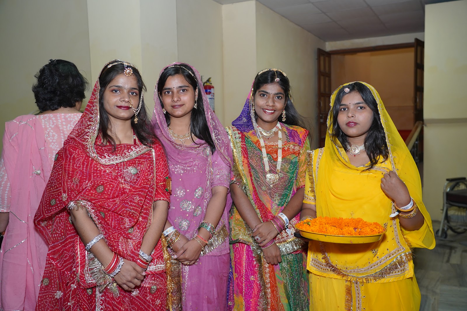 La bienvenida de Jaipur: jóvenes con traje rajastaní reciben a los invitados con aarti