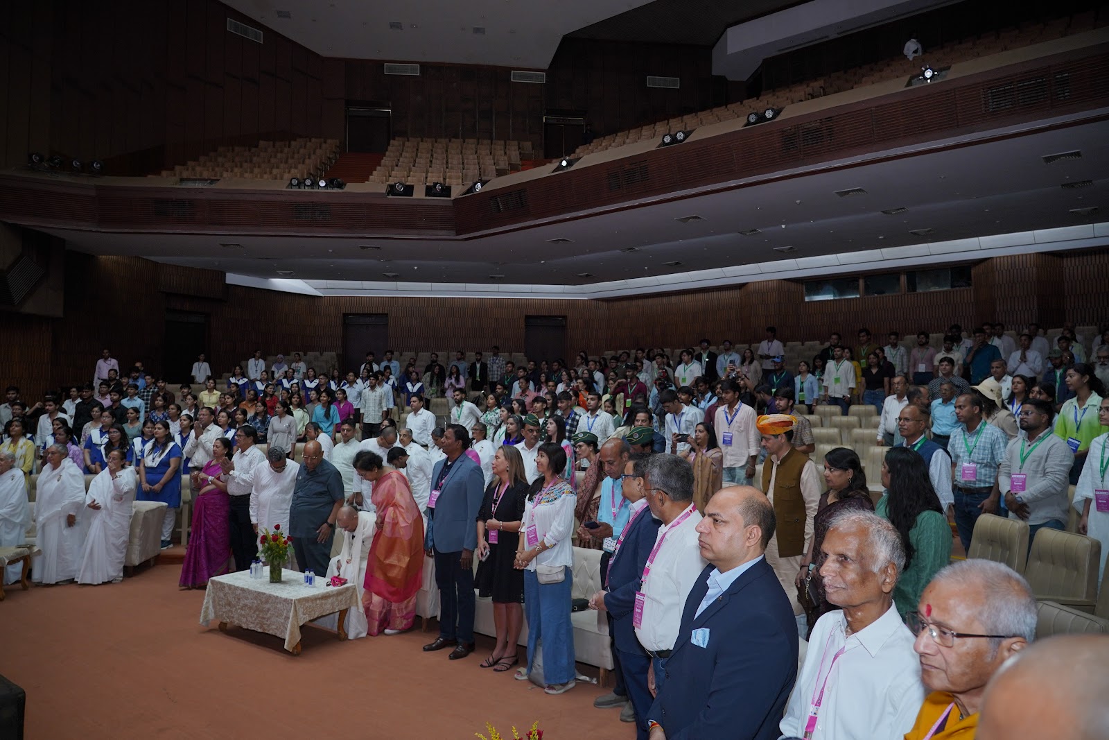 Un auditorio lleno se levanta para la apertura de la tercera edición