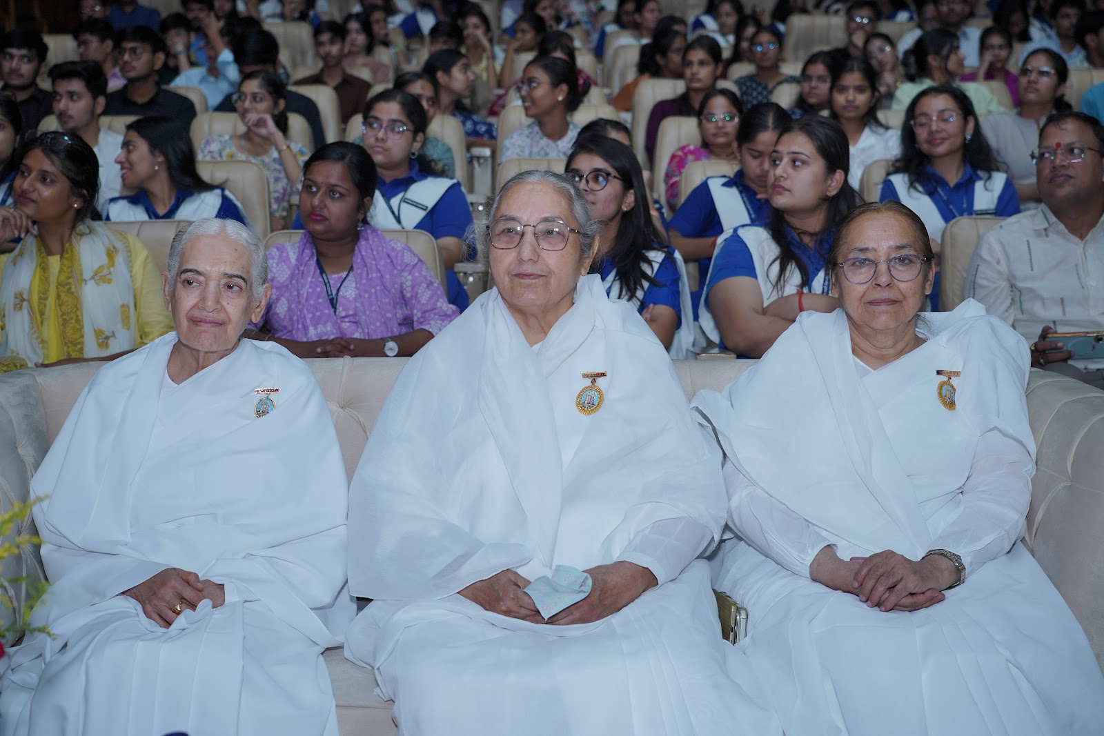 Hermanas de Brahma Kumaris en las primeras filas