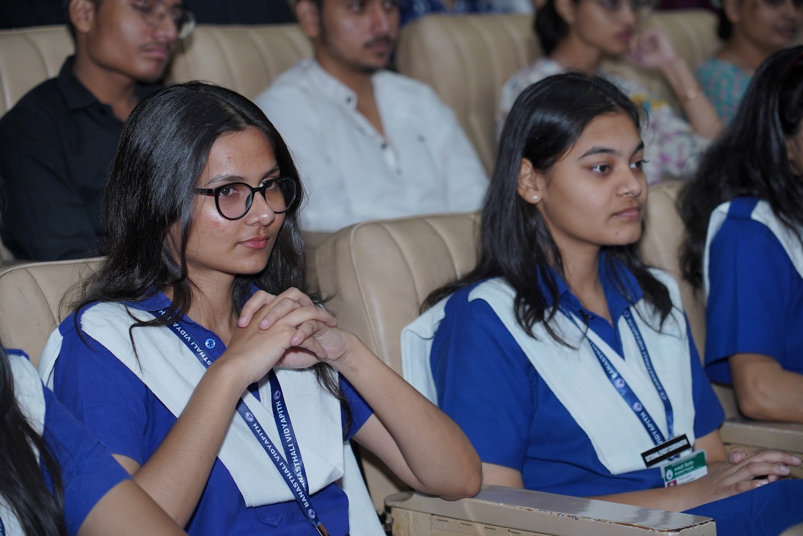 Estudiantes de uniforme: la próxima generación del movimiento de la felicidad