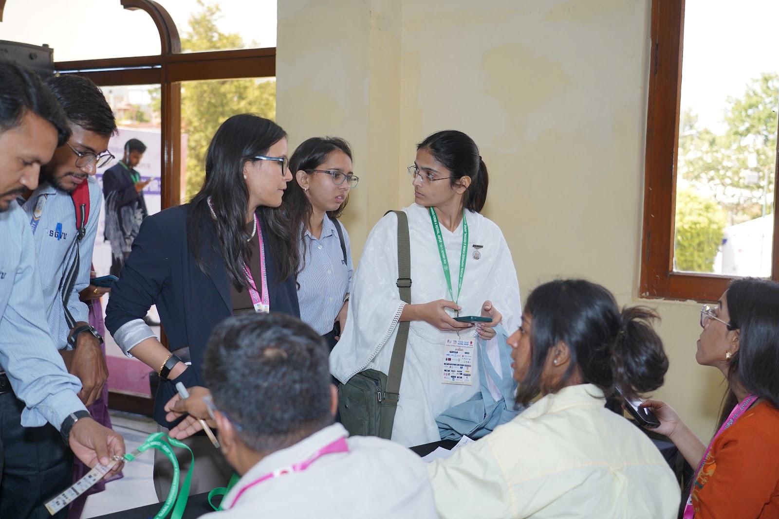 Delegados conectando en la zona de registro y networking