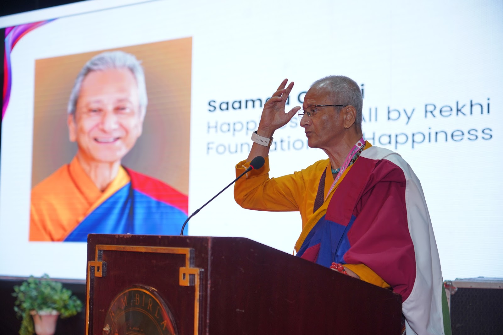 Dr. Saamdu Chetri, en representación de la Rekhi Foundation for Happiness