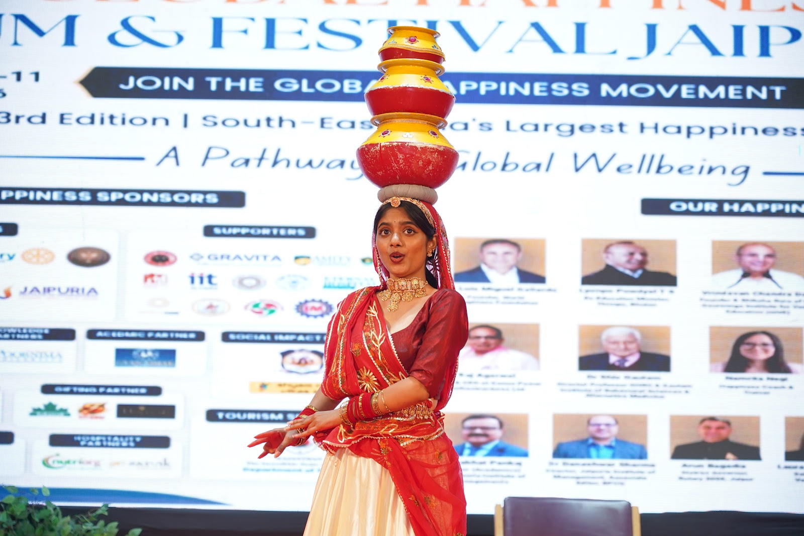 Una danza folclórica rajastaní con cántaros en equilibrio honra al estado anfitrión
