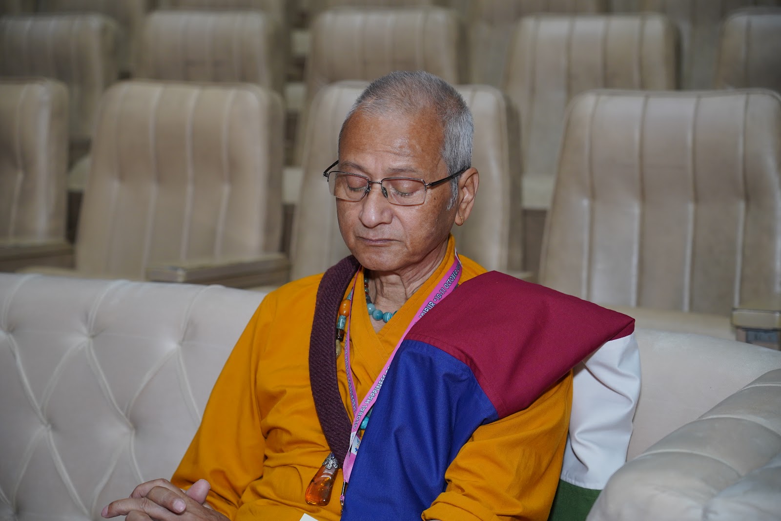 Lyonpo T.S. Powdyel en un momento de quietud