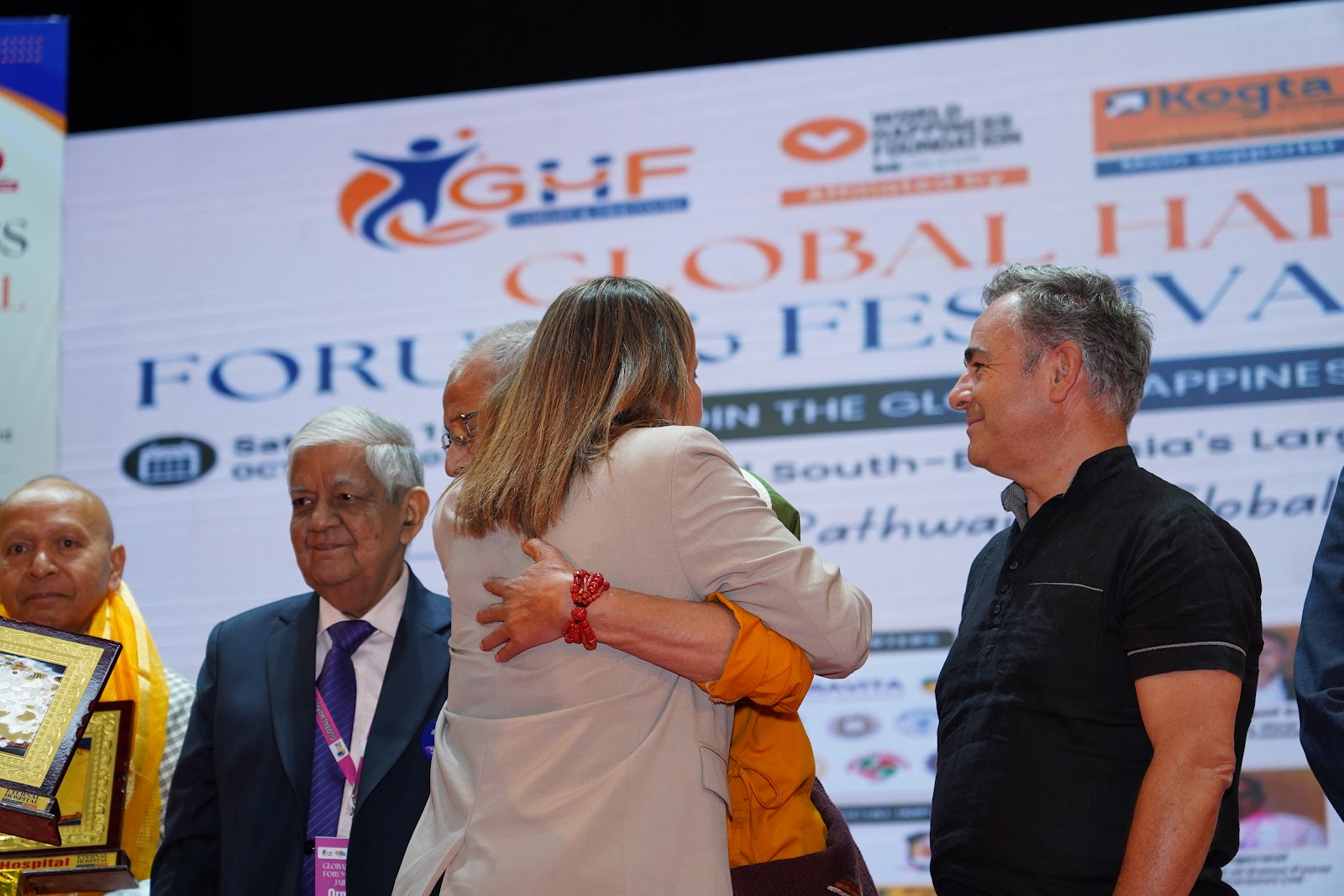 Un abrazo en el escenario