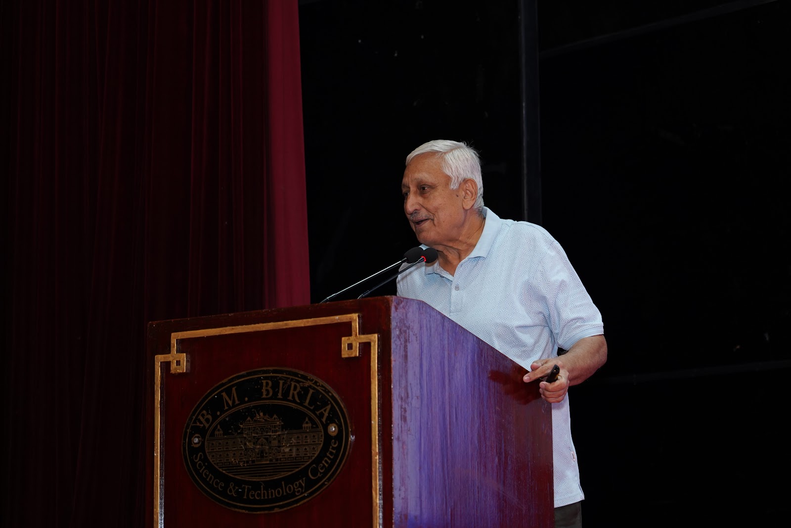 Arun Bagaria se dirige a la sala