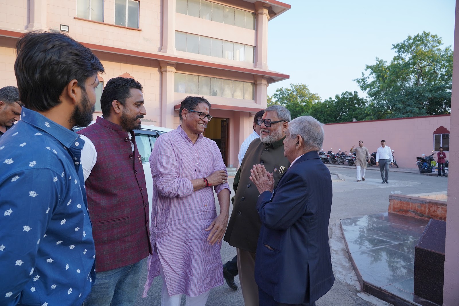 El alcalde Sunil Kothari llega para la clausura