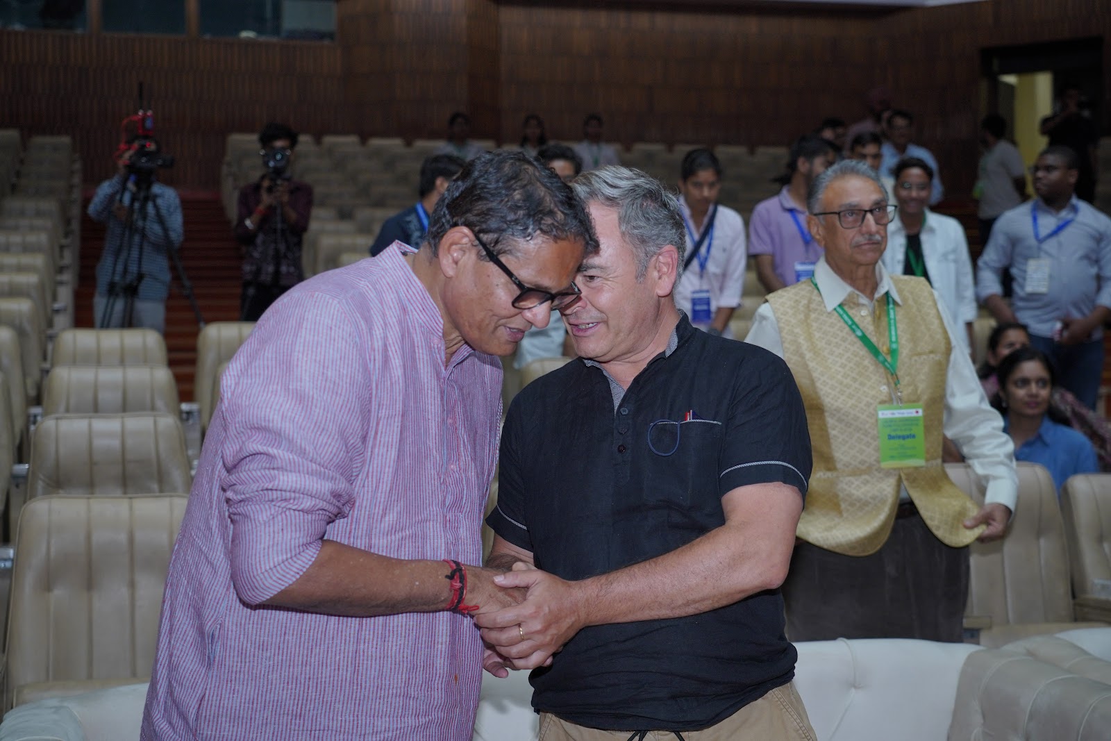 Luis Miguel Gallardo saluda al alcalde Sunil Kothari