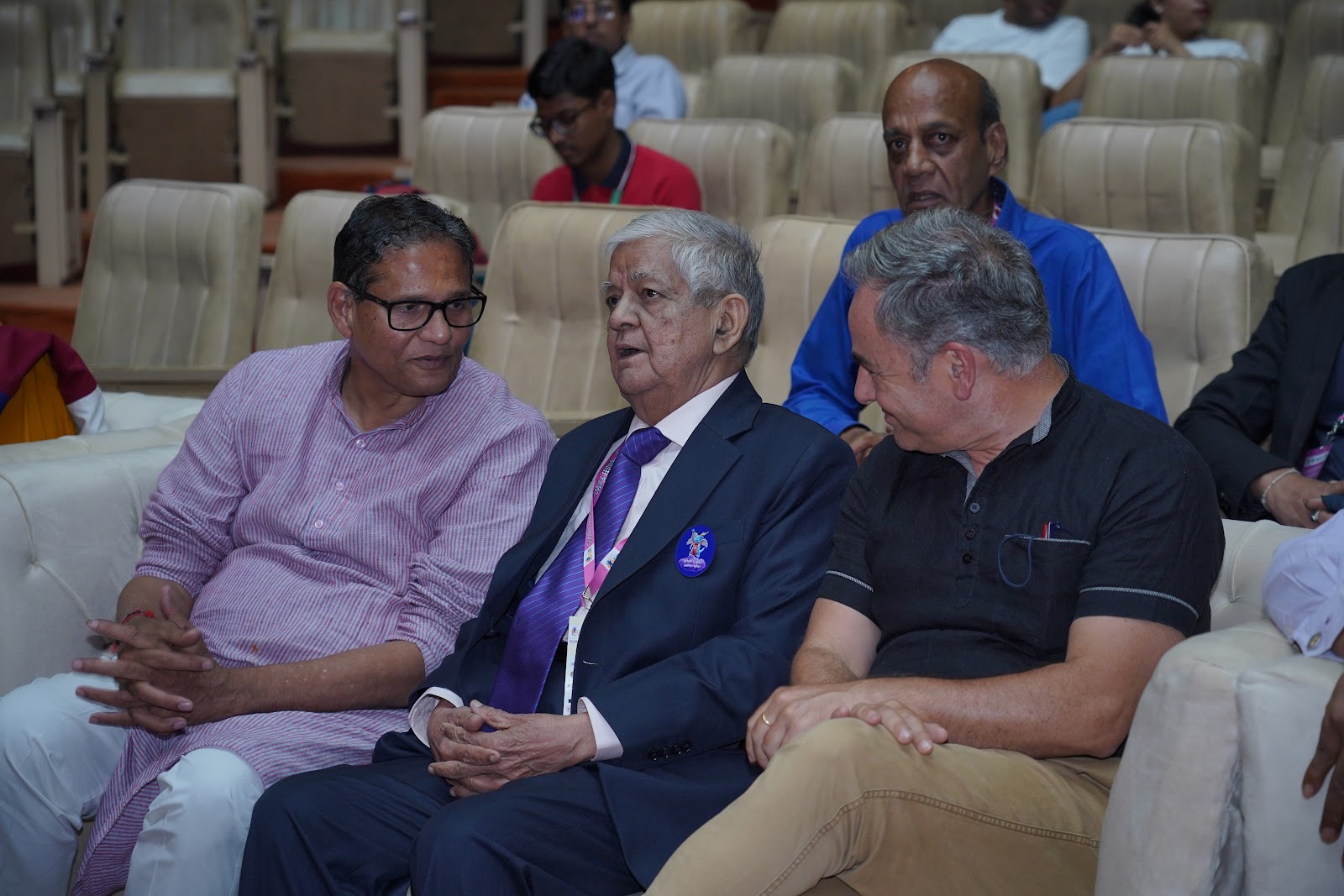 Primera fila: el alcalde, K. Vikram Rastogi y Luis Miguel Gallardo