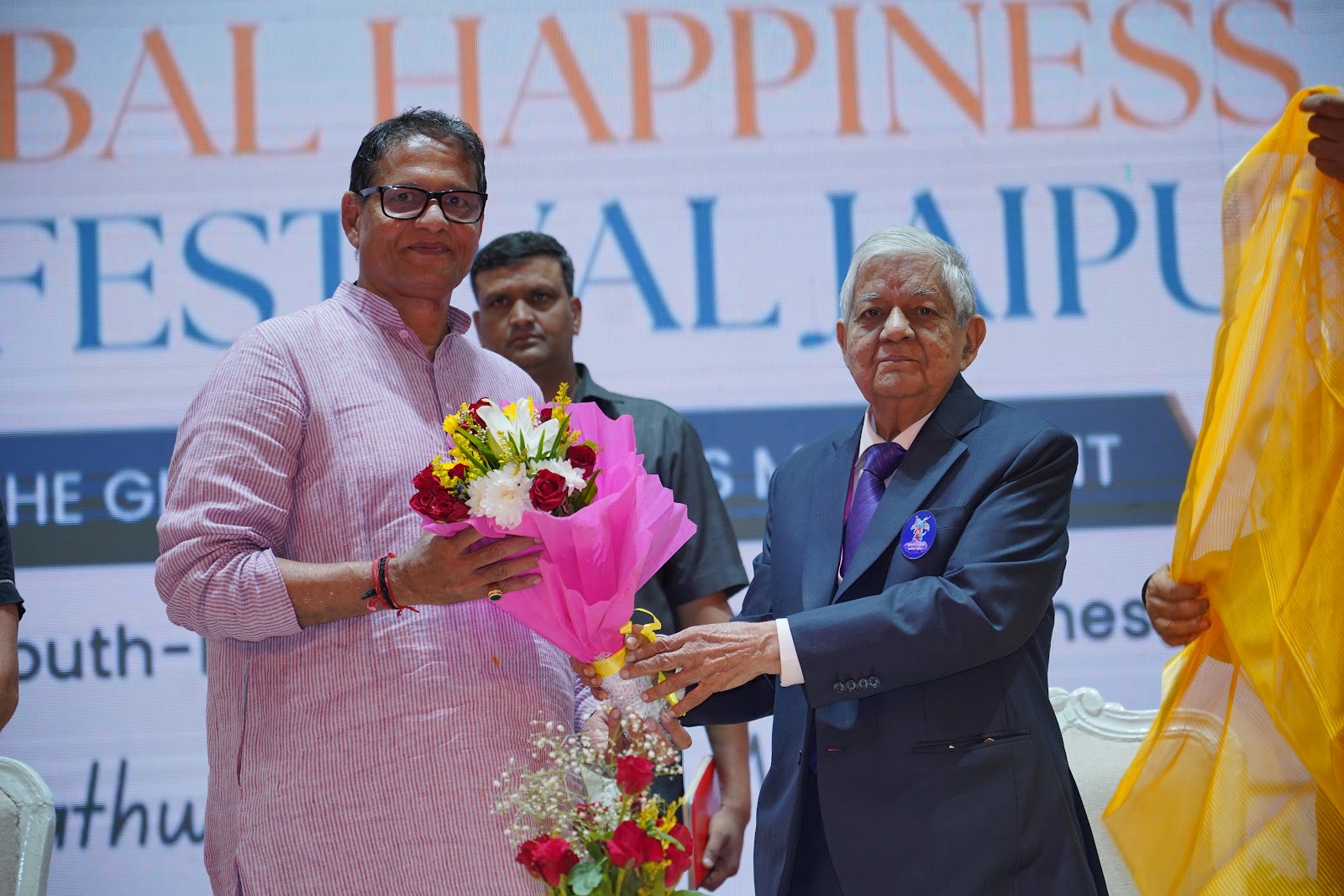Vikram Rastogi da la bienvenida al alcalde con flores