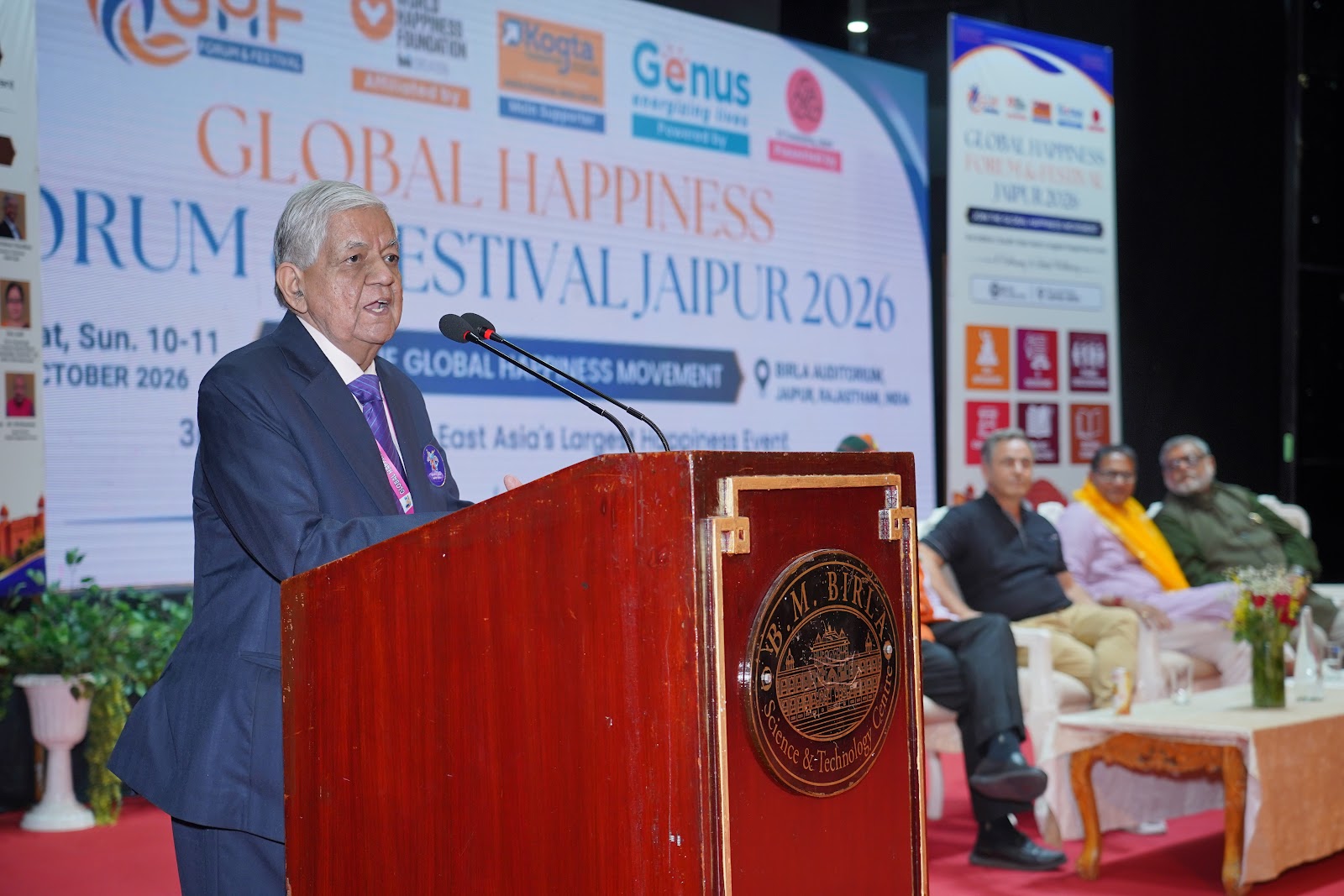 K. Vikram Rastogi clausura el foro