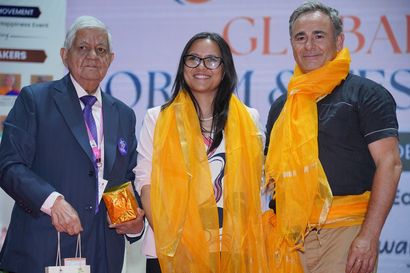 K. Vikram Rastogi y Luis Miguel Gallardo con un homenajeado